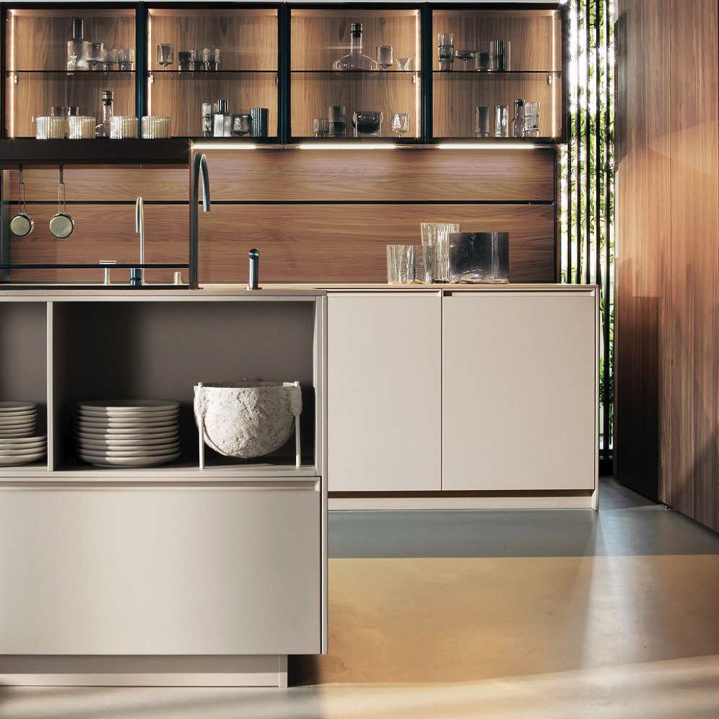 Cocina moderna Euromobil con líneas simples y elegantes, muebles con puertas de cristal, ideal para interiores funcionales y contemporáneos.