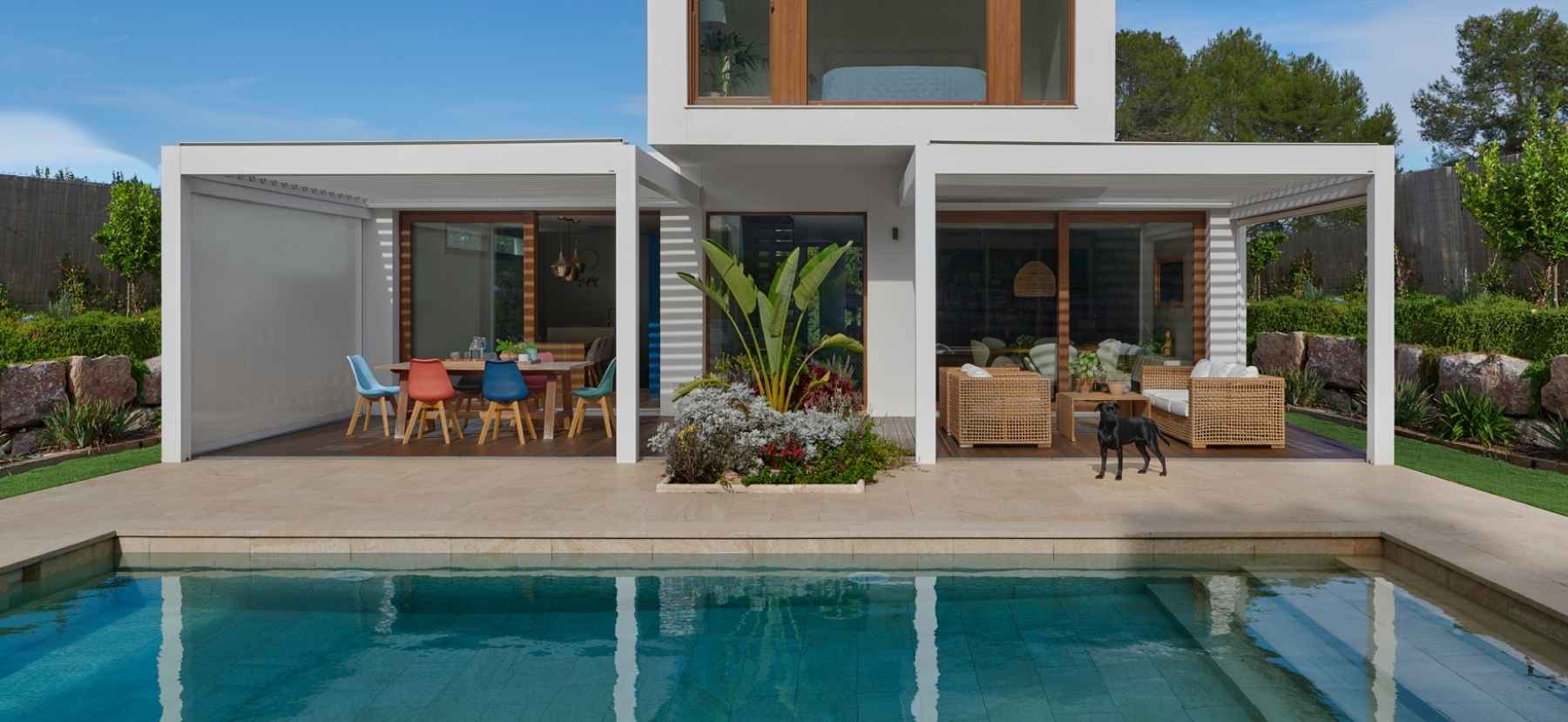 Exterior de casa moderna con mobiliario Cubiñá, estilo contemporáneo y materiales premium, ideal para jardines y terrazas.