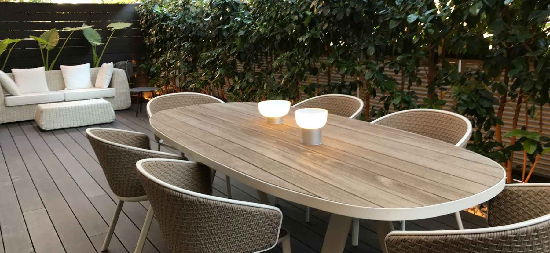Exterior de casa moderna con mobiliario Cubiñá, estilo contemporáneo y materiales premium, ideal para jardines y terrazas.