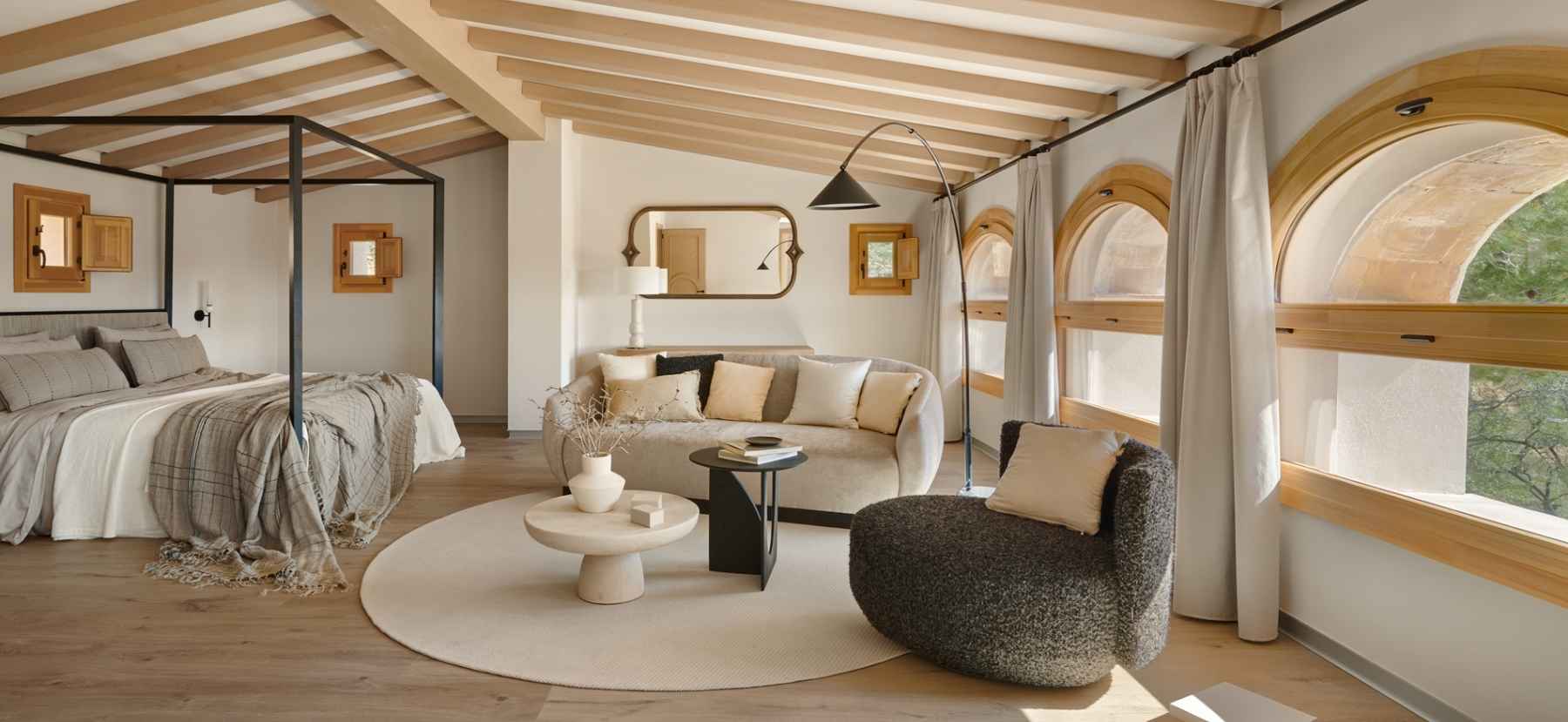 Habitación matrimonial con dos sofás en el sector de descanso, creando un ambiente acogedor y moderno para relajarse.