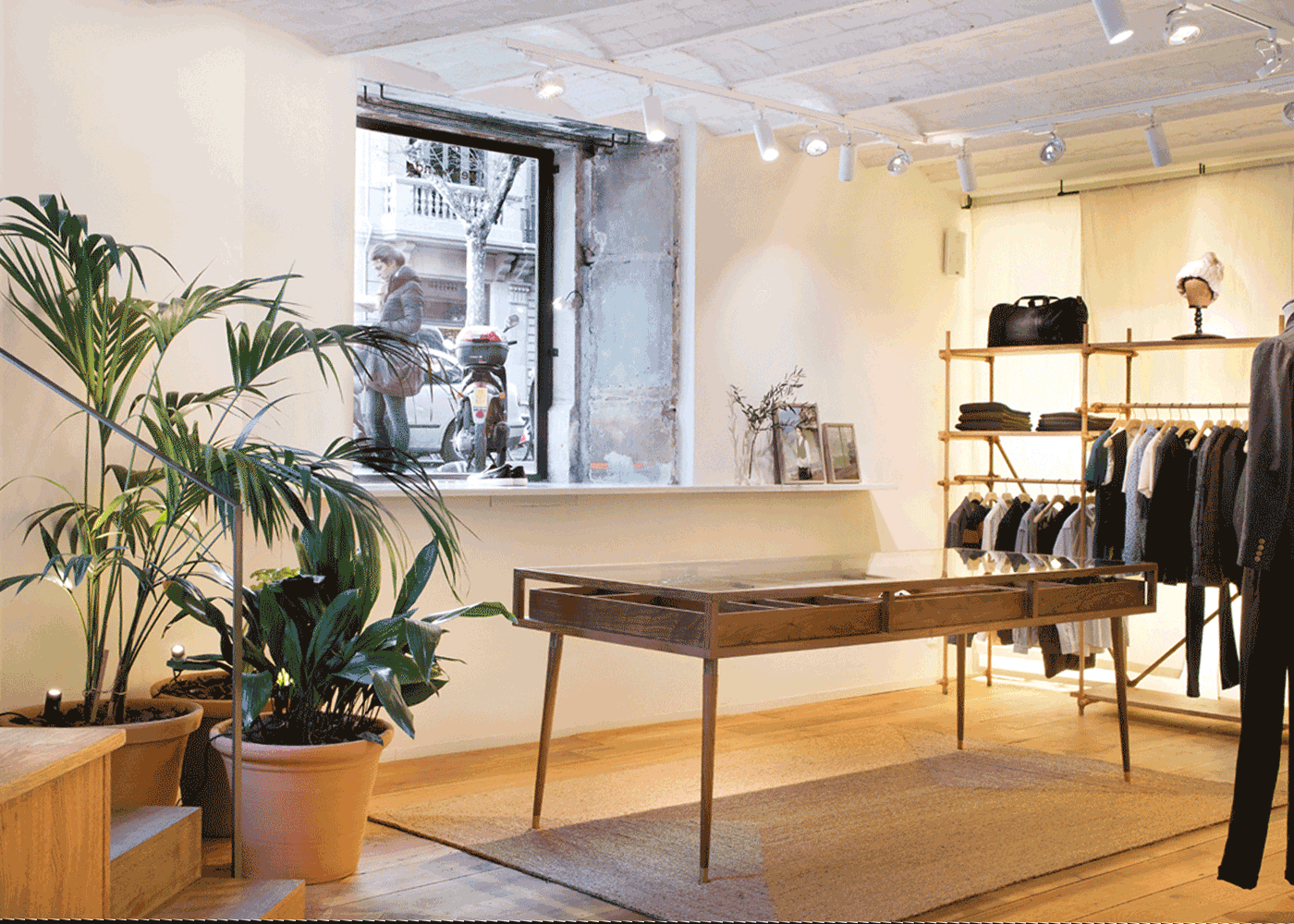 Tienda de ropa, retail con mobiliario de diseño a medida